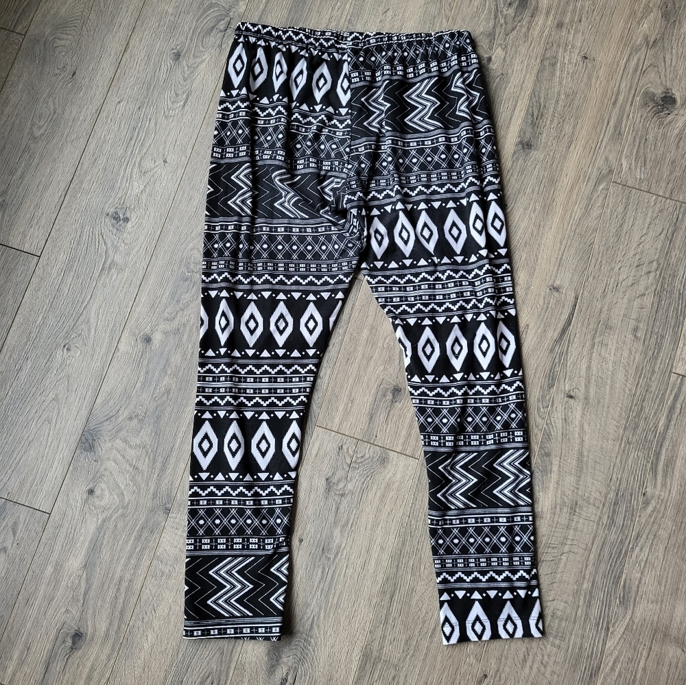 No Boundaries Aztec Print Black & White Leggings {Extra Large} - Picture 4 of 4